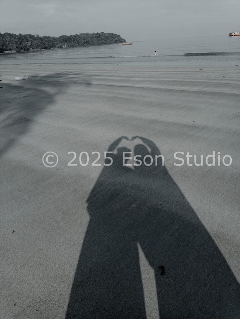 Jejak Rasa di Pantai: Ketika Bayangan Mengajarkan Arti Tenang