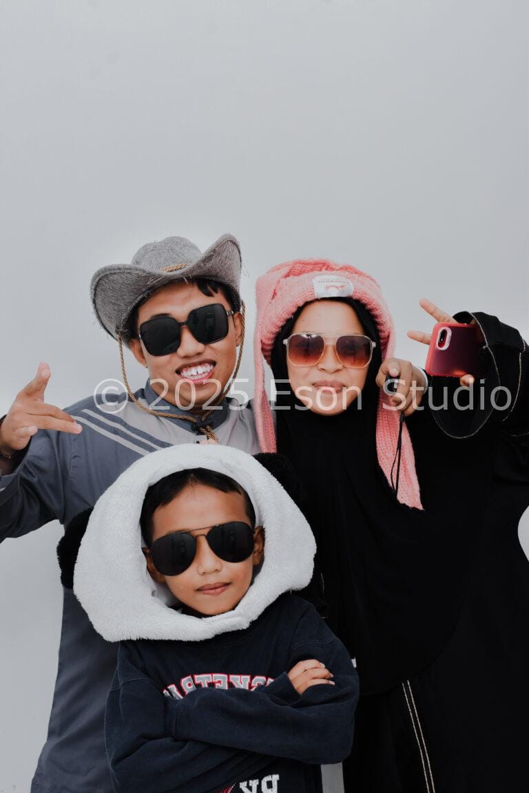 Foto Bertiga di Tengah Ramai, Tapi Rasanya Kayak Dunia Milik Sendiri