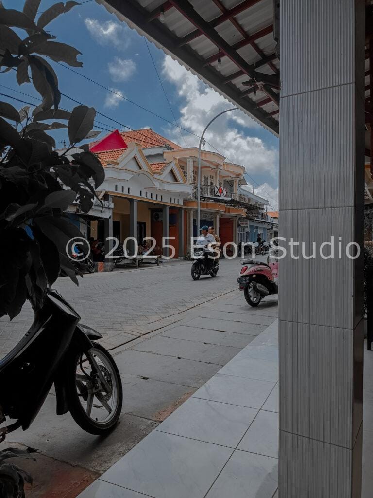 Menjelajahi Pesona Jalanan Pulau Bawean: Kedamaian Tropis di Siang Hari