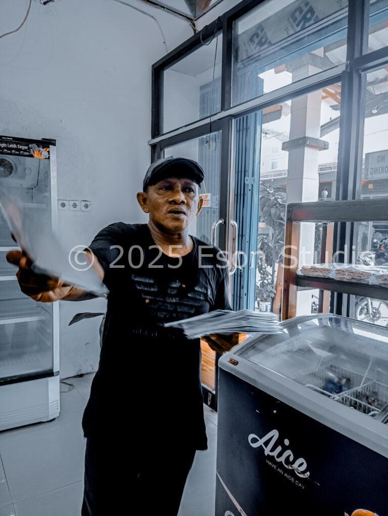 Mang Eeng, Sang Supervisor Tambak Menyerahkan Dokumen Penting Kemajuan Pulau