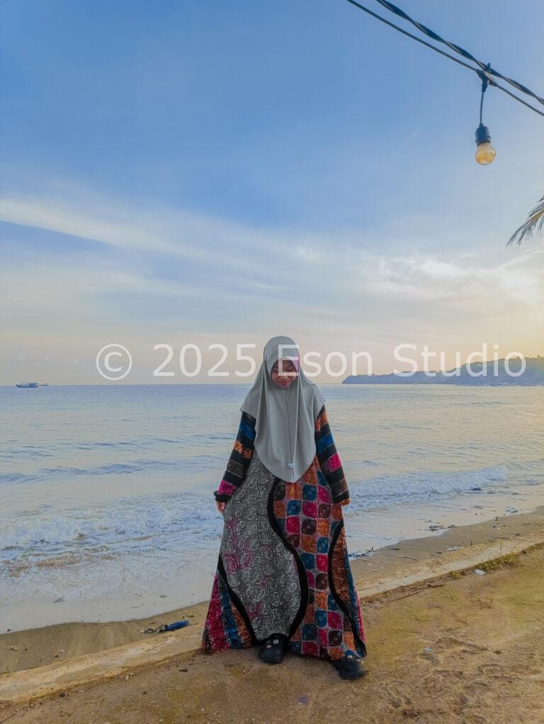 Senja & Gaun Sederhana: Potret Istriku yang Paling Menenangkan