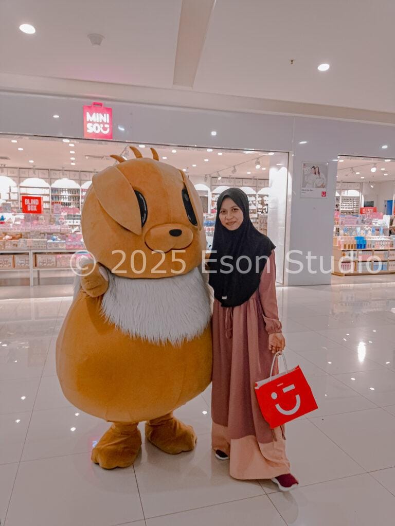 Momen Gemas: Istriku Berfoto dengan Badut Saat Belanja di Miniso