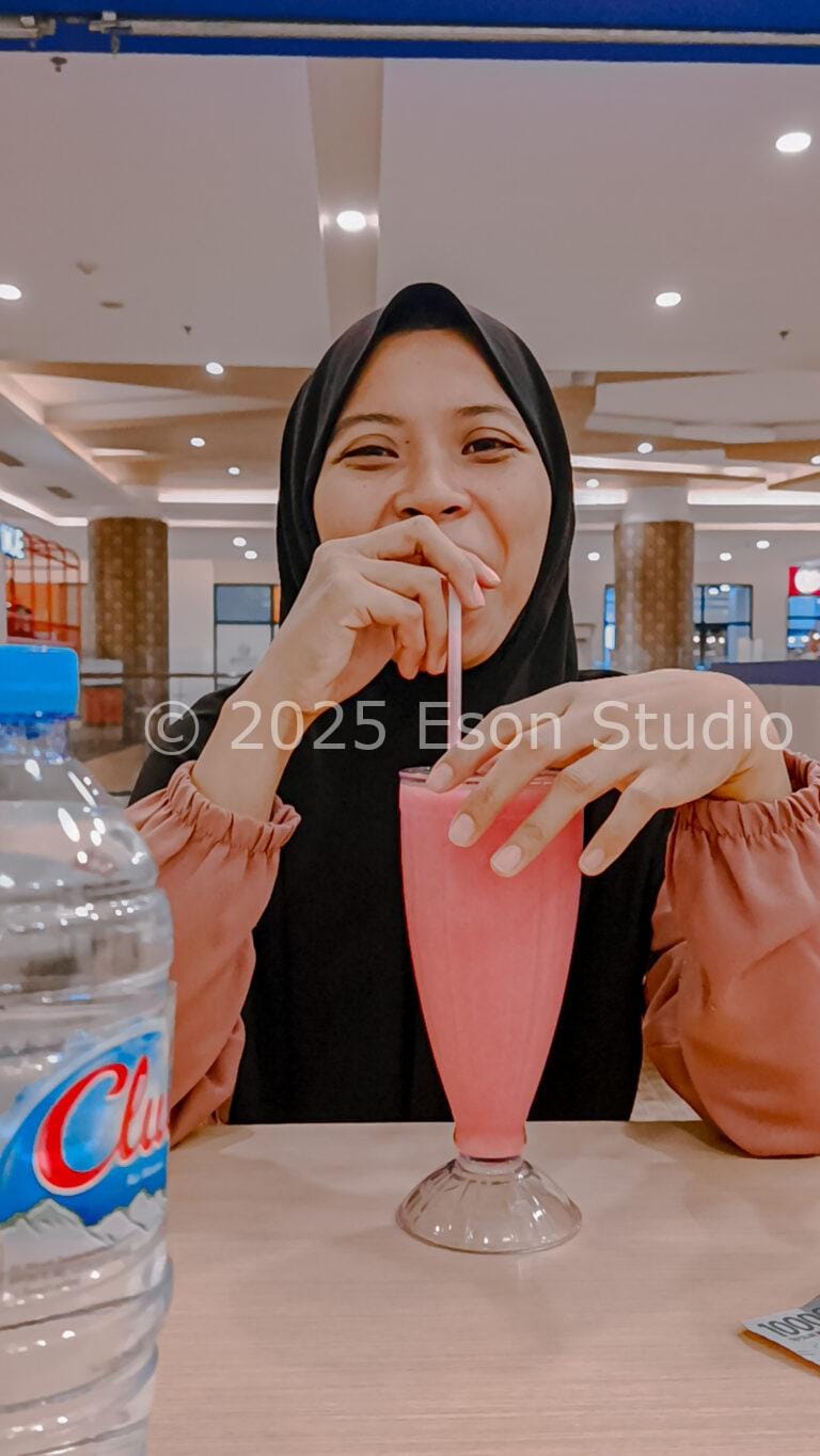 Segelas Bahagia di Tangan Istriku