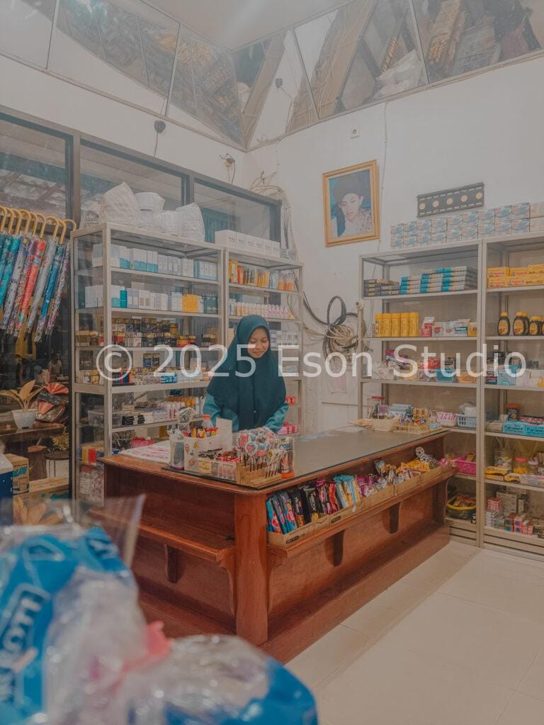 Menemani Istriku di Balik Meja Toko Kecil Kami