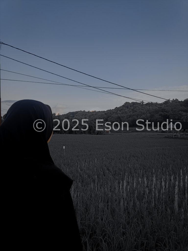 Menikmati Ketentraman Alam: Istriku dan Hamparan Sawah Desa Grejeg