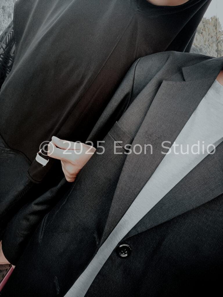 Cara Kami Menggenggam Tangan Tanpa Harus Berlebihan